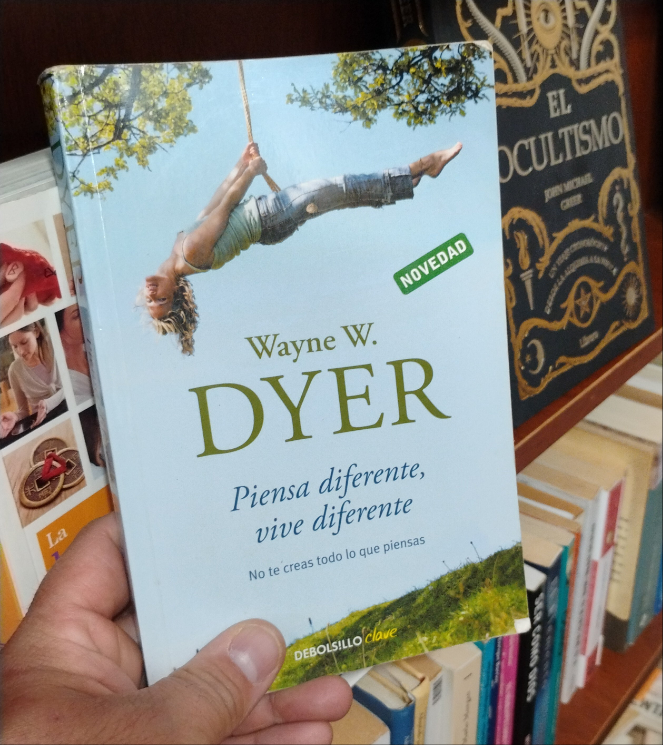 Piensa diferente, vive diferente - Wayne W. Dyer