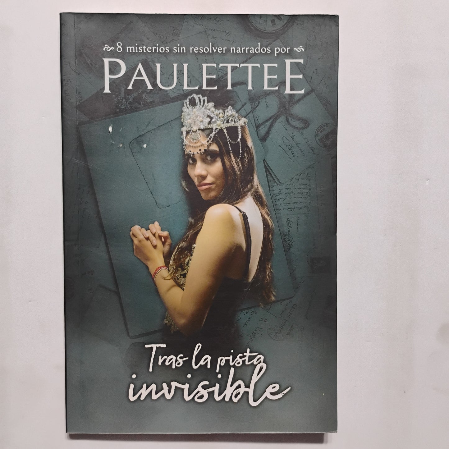 Tras la pista invisible. 8 misterios sin resolver narrado por PAULETEE