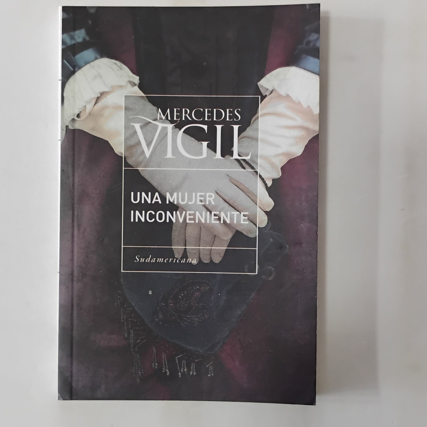 Una mujer inconveniente - Mercedes Vigil