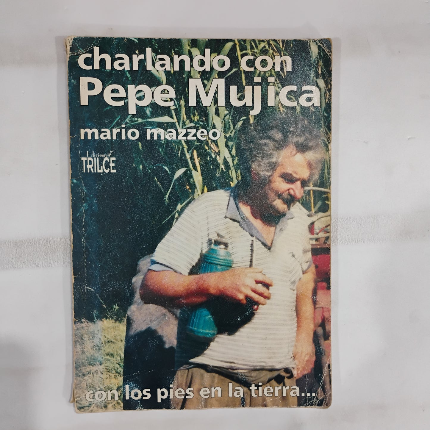 Con los pies en la tierra... Charlando con Pepe Mujica - Mario Mazzeo