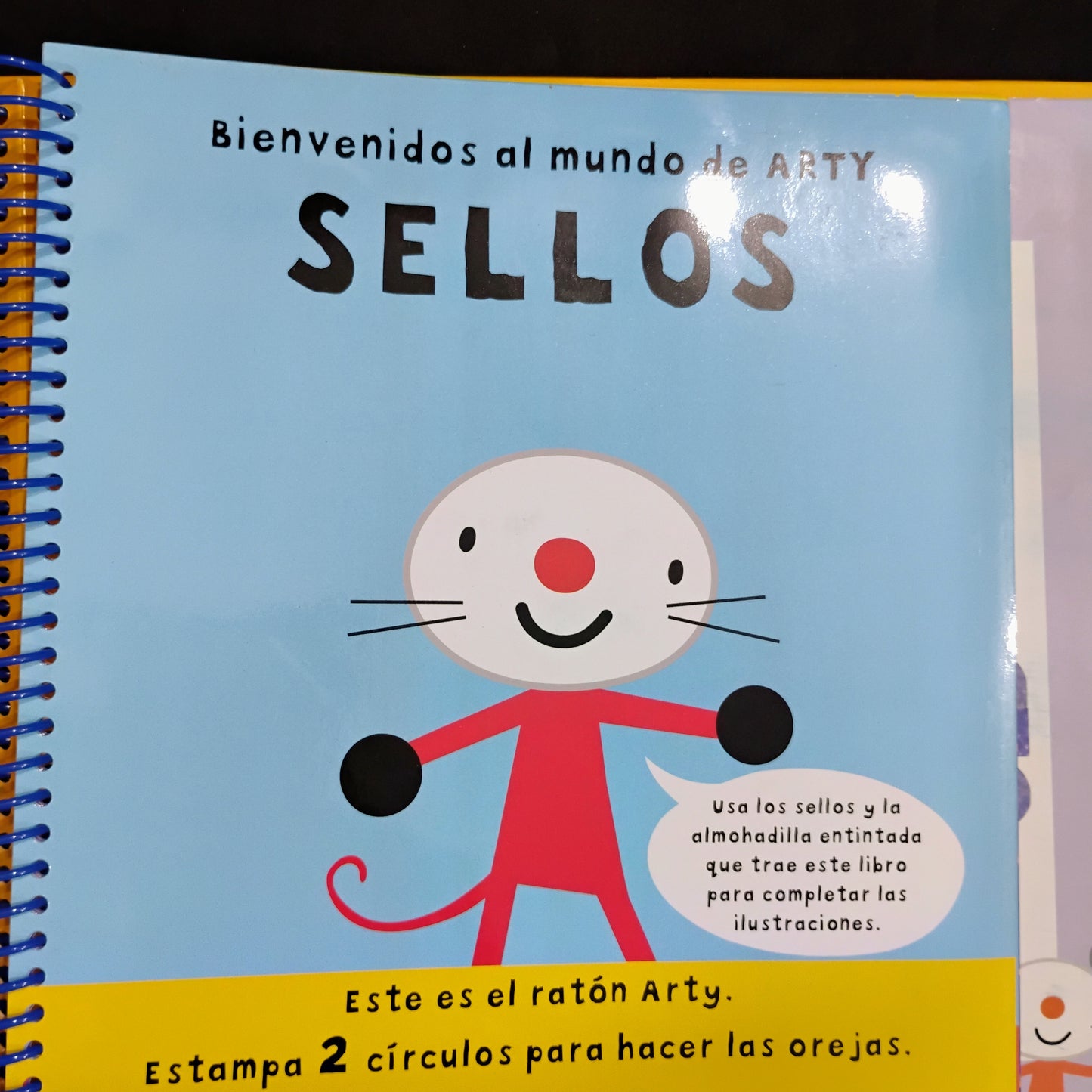 Arty mouse. Te muestra el mundo a través de las formas. Sellos. Aprendizaje temprano a través de l arte.