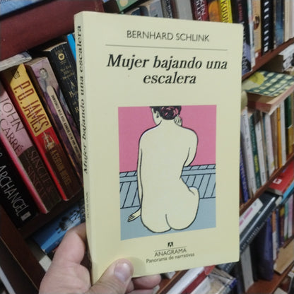 Mujer bajando una escalera - Bernard Schlink