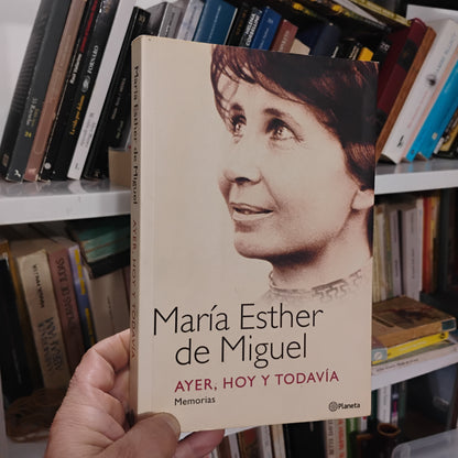 Ayer, hoy y todavía. Memorias - María Esther de Miguel