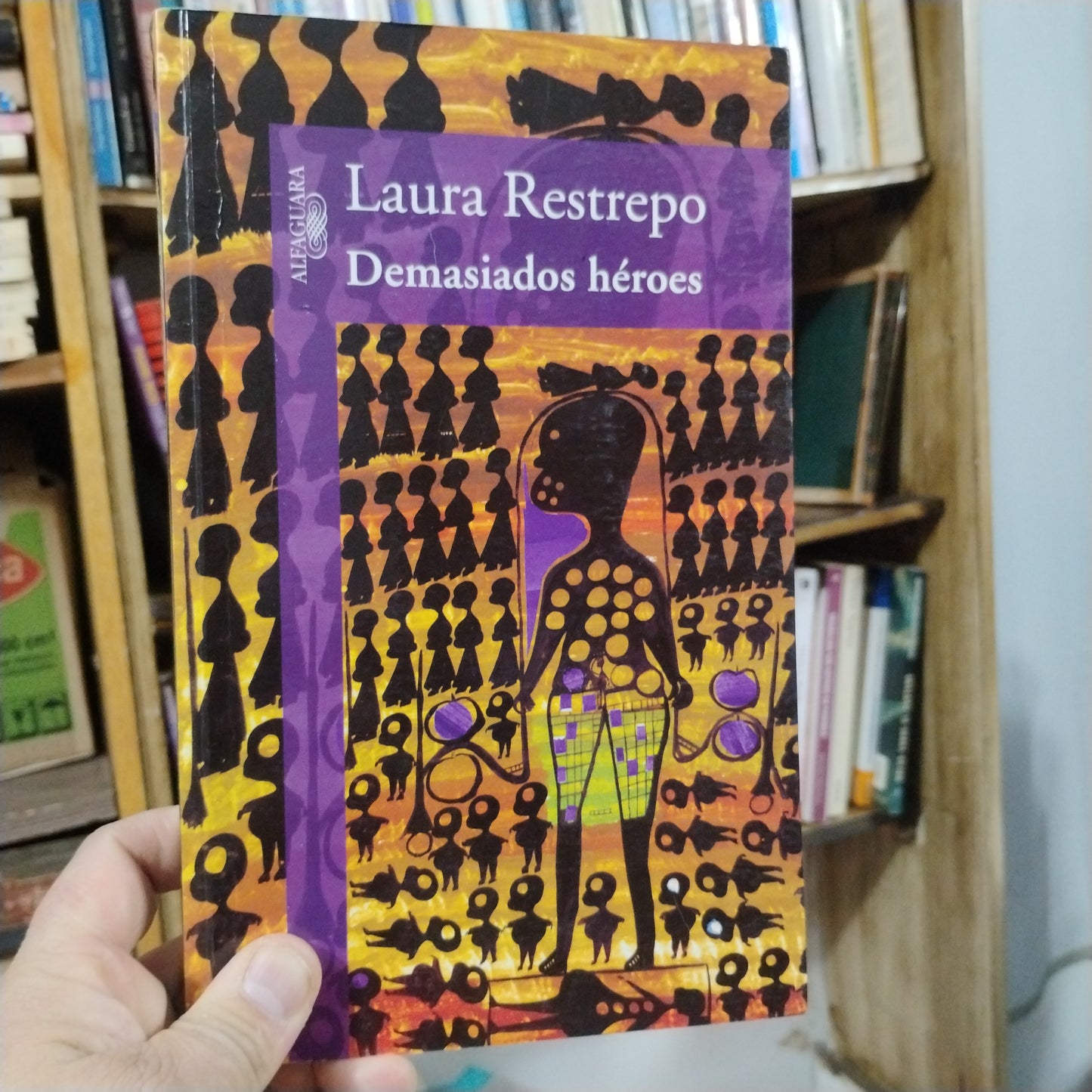 Demasiados héroes - Laura Restrepo