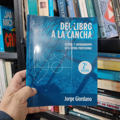 Del libro a la cancha. Gestión y entrenamiento en el fútbol profesional - Jorge Giordano