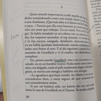 Mujer bajando una escalera - Bernard Schlink